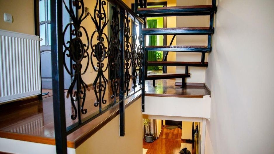 Casă complet mobilată P+1+M - Curte şi loc de parcare- - Poză 10