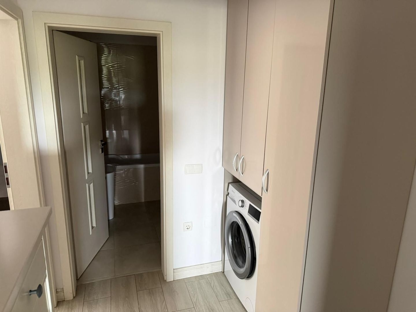 Apartament modern cu 3 camere de inchiriat in zona ultra-centrala - Poză 6