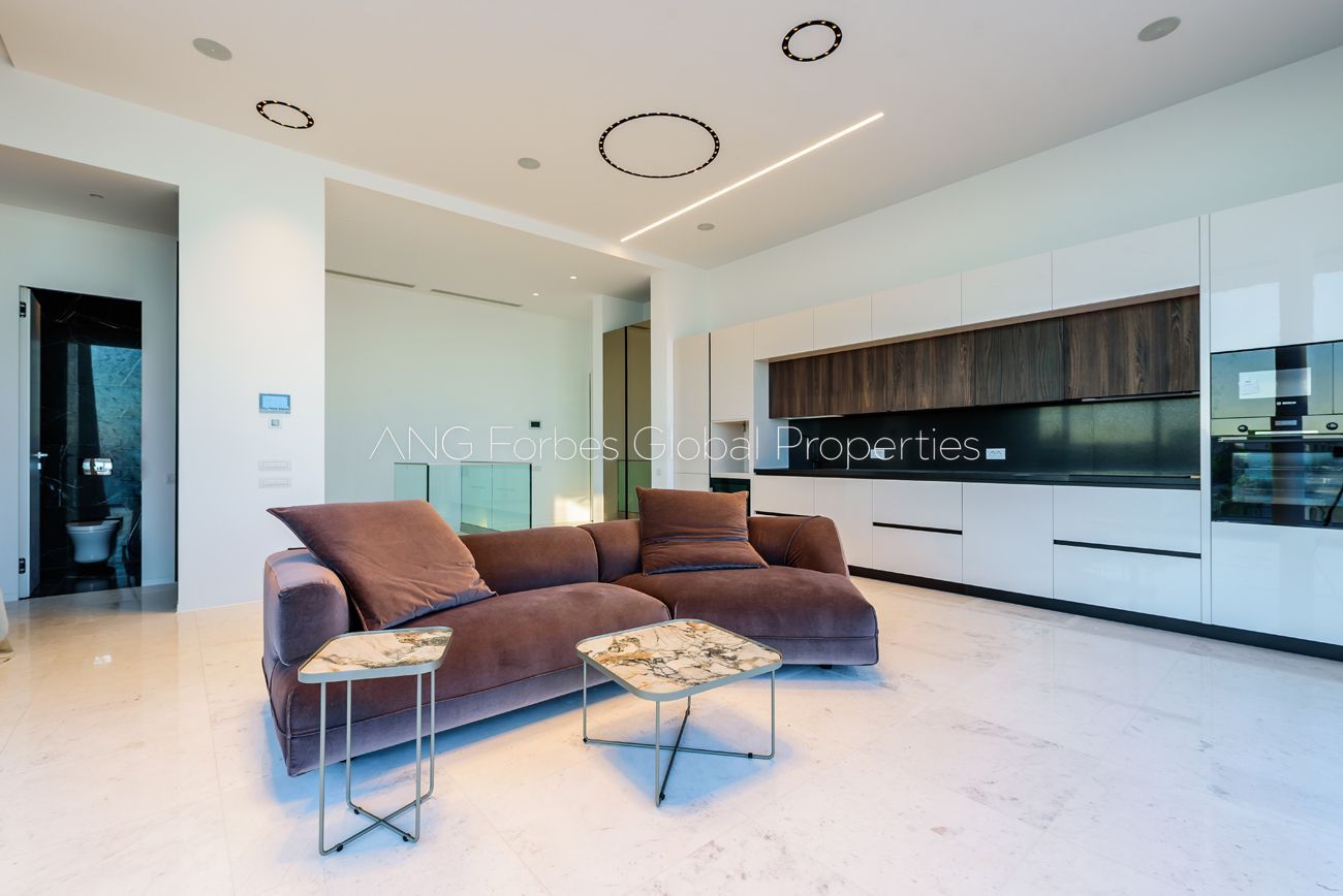 Apartament de 5 camere spațios, situat în zona Nord din Constanța - Poză 2