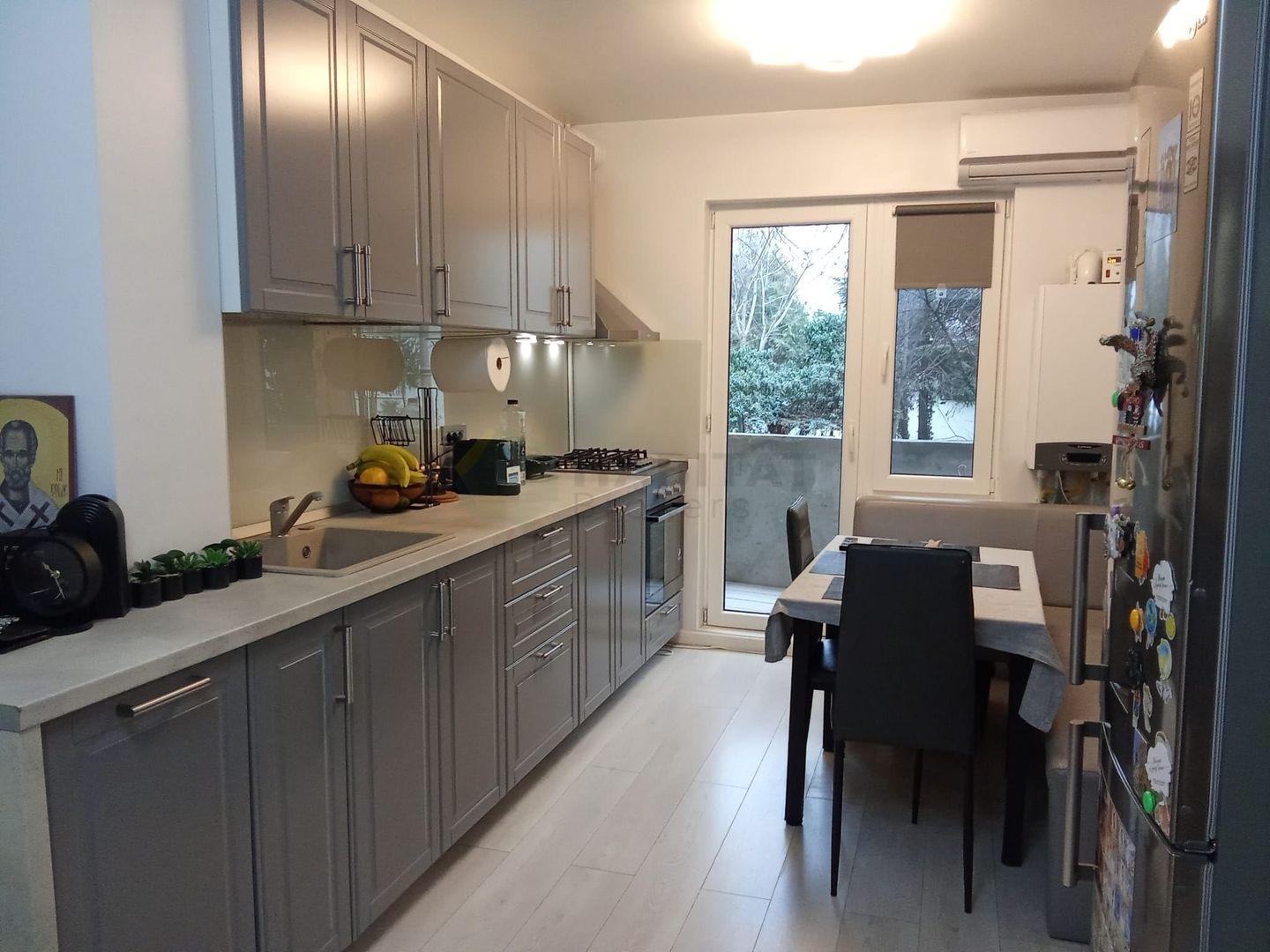 3 camere Mega Mall mobilat si utilat modern - Poză 6