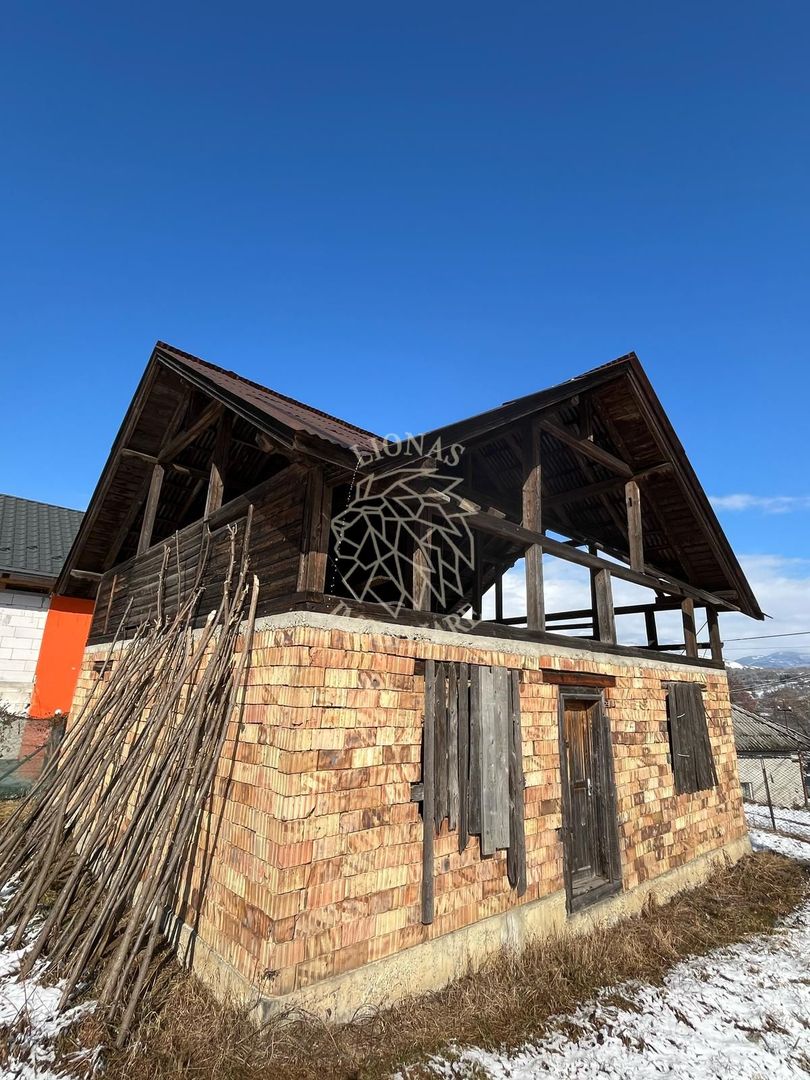 Casa la rosu-Zona Bistrita Bargaului-Teren-700mp - Poză 2