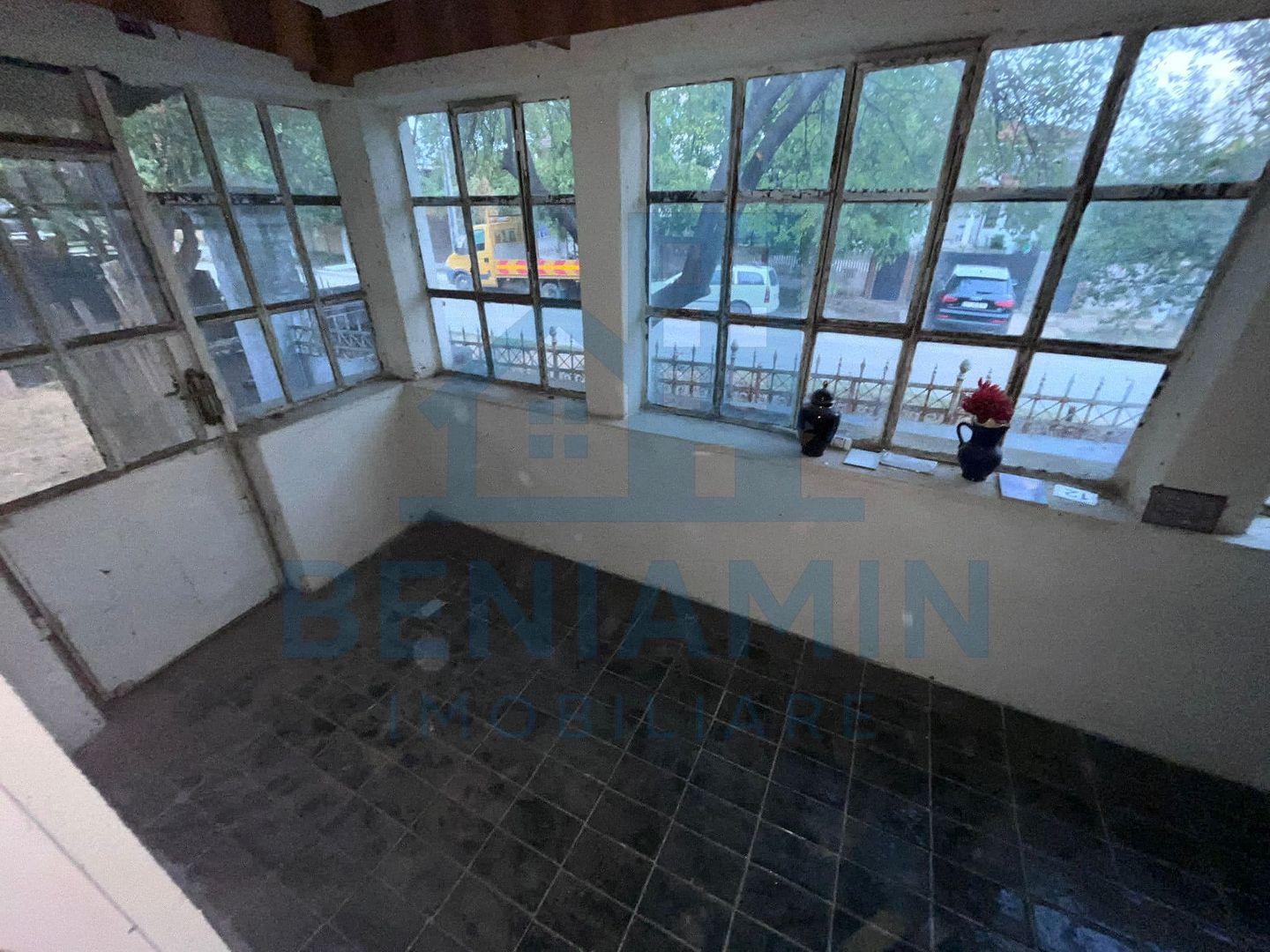 Casă cu personalitate și teren generos in Livezi, comuna Podari - Poză 8