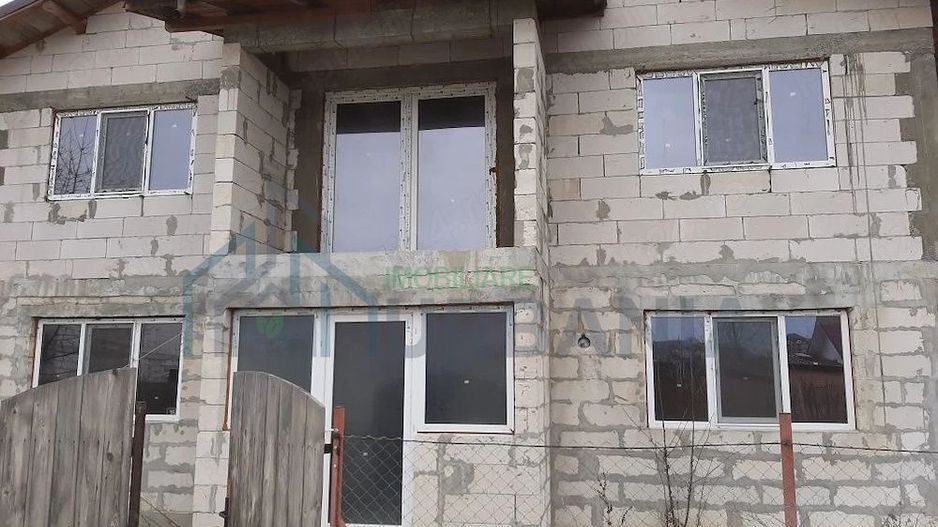 Casă de vânzare, Lunca Cetățuii, 220 mp, teren 500 mp, utilități la poartă, la roșu cu ferestre, 80.000 euro - Poză 2