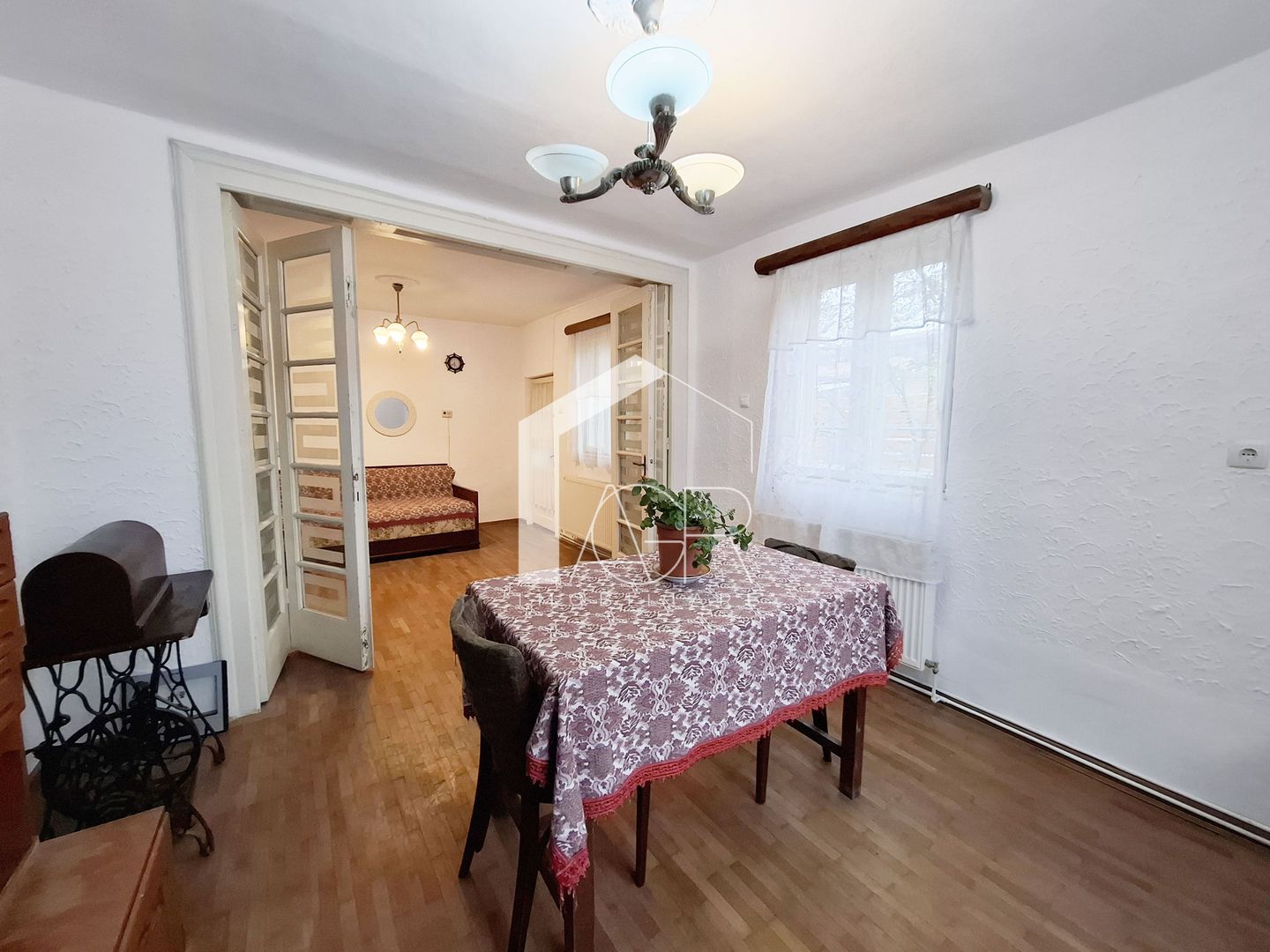 Casa cu 3 camere, zona Mihai Bravu - Poză 4