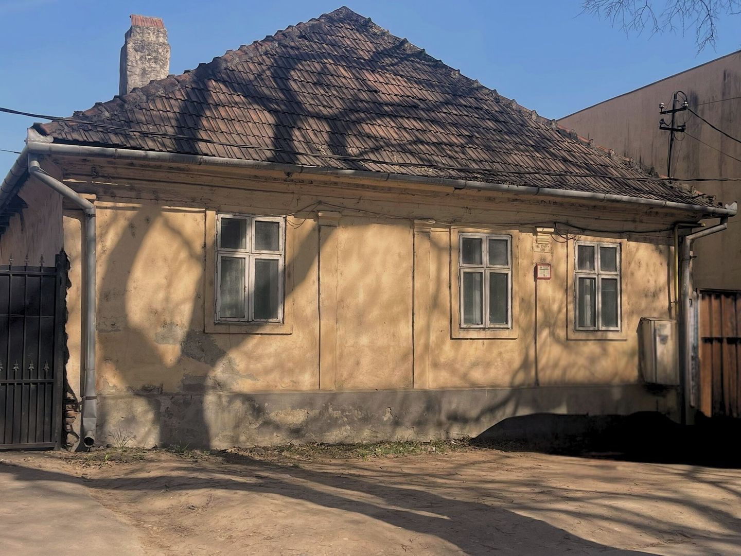 Casă ultracentrală, Oradea – locație premium, potențial excelent - Poză 2