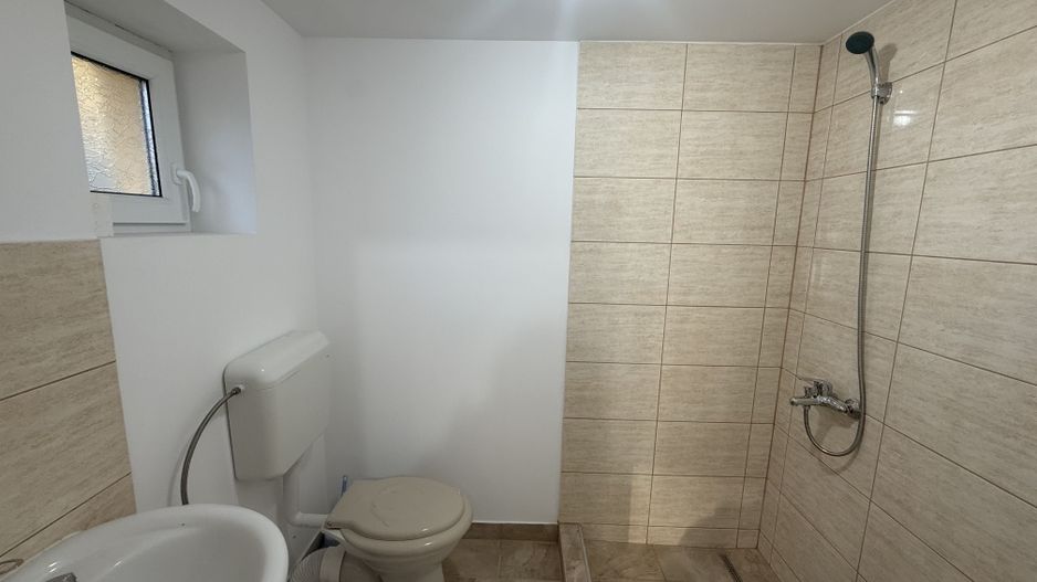 2 corpuri de Casă renovate + teren 125 mp Campina - Poză 15