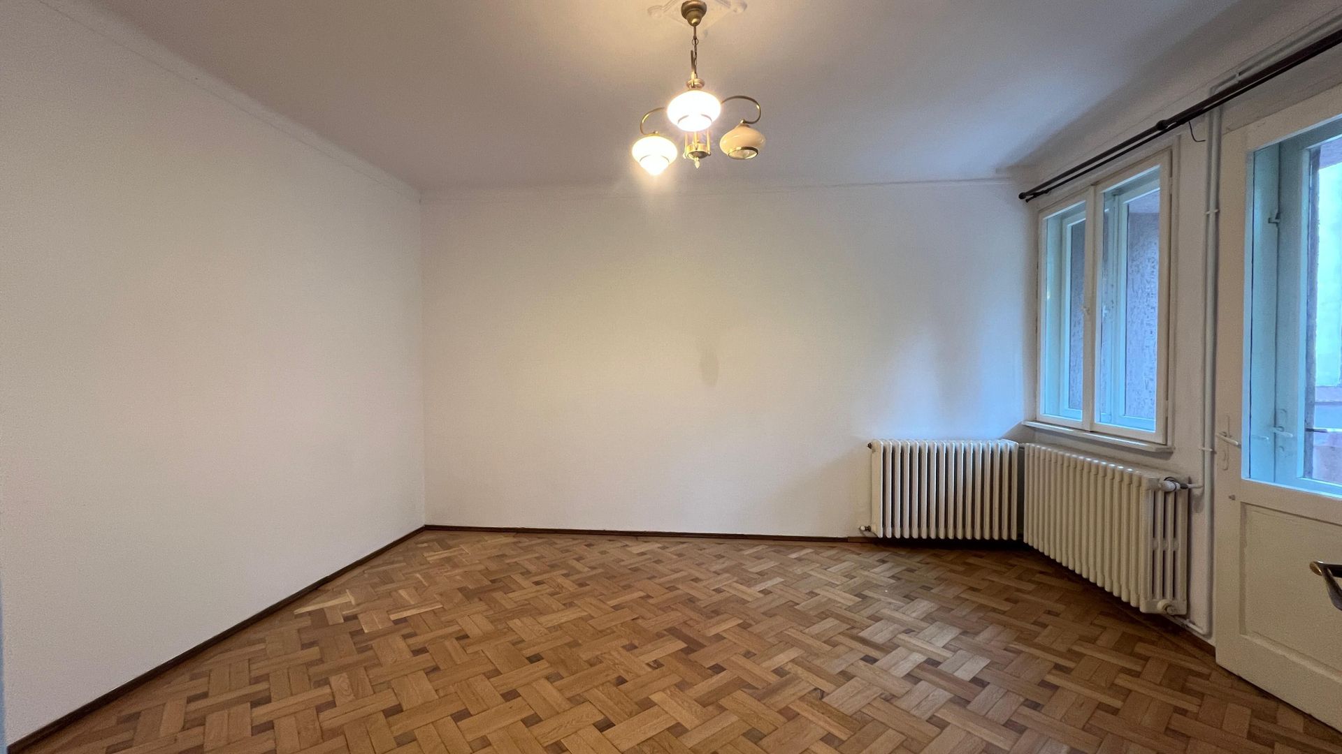 Apartament in vila cu 5 camere si curte proprie | Domenii - Casin - Poză 4