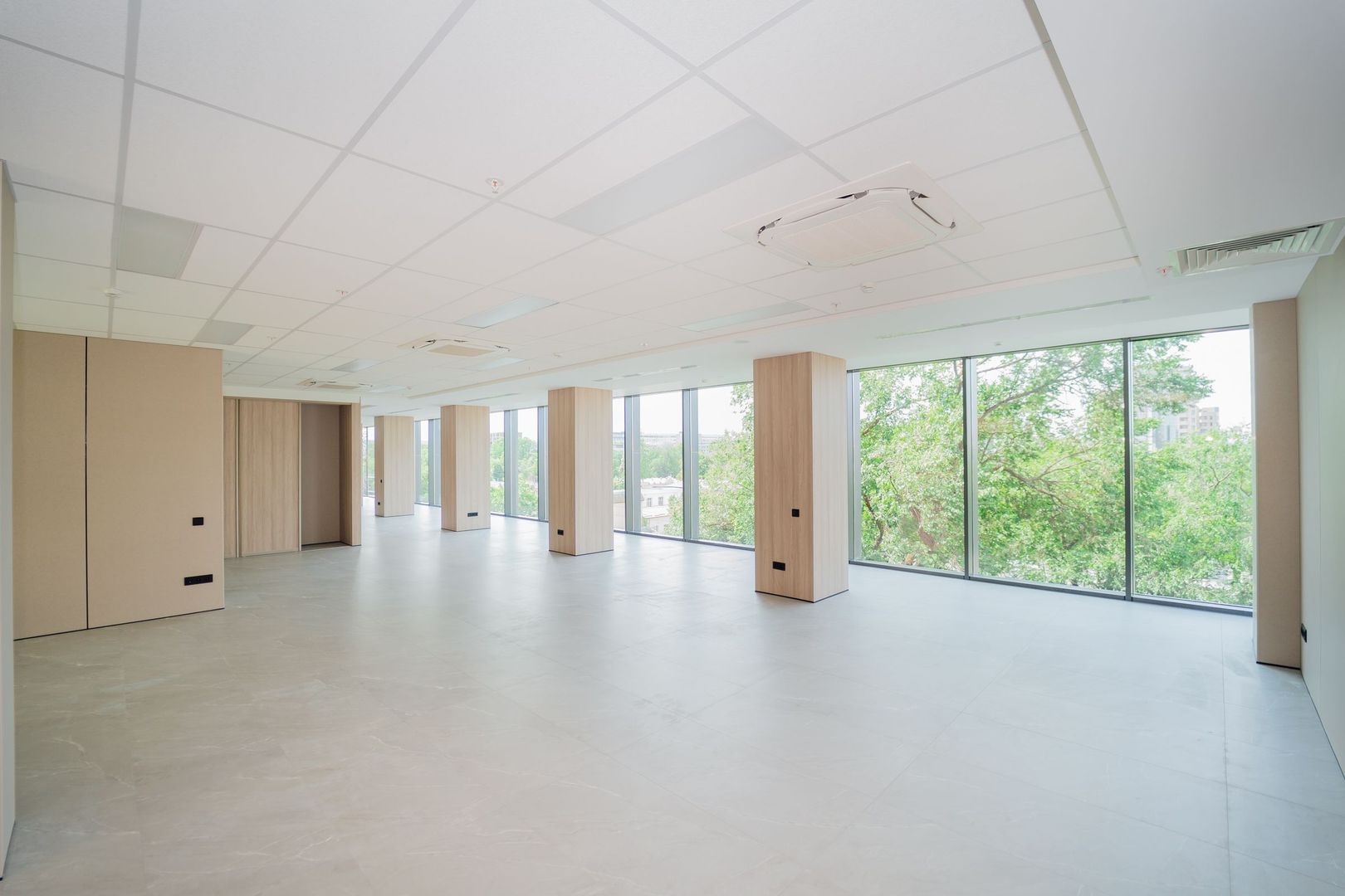SPRE CHIRIE SPAȚIU COMERCIAL PENTRU BIROU | OFICIU 120 m2 Premium Location Bussines | Chișinău ,Centru ,Str.Bul.Ștefan Cel Mare și Sfânt , 115/1 - Poză 2