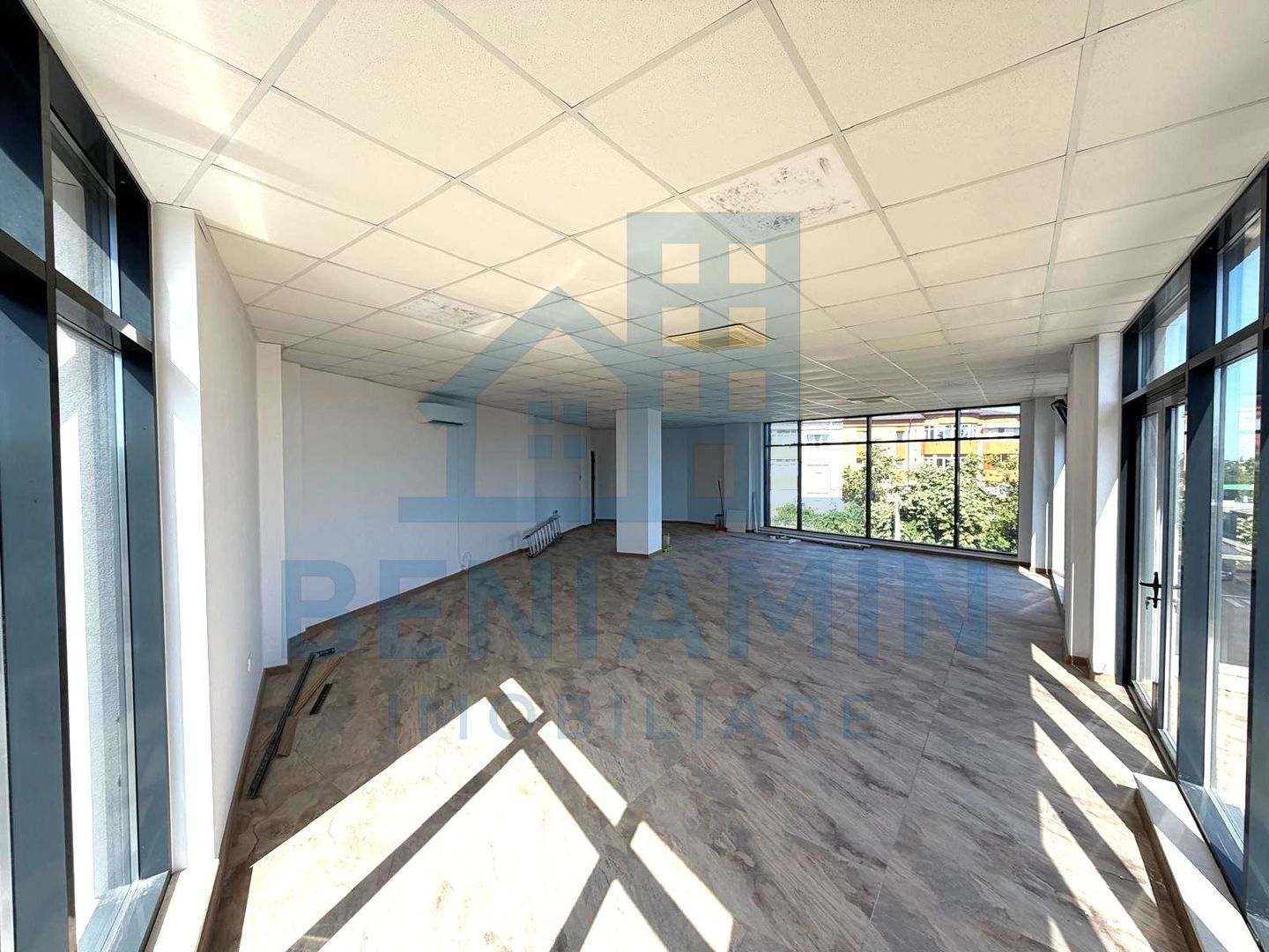Spatiu comercial pe Bulevardul Decebal - Rovine - Helmat 100mp - Poză 2