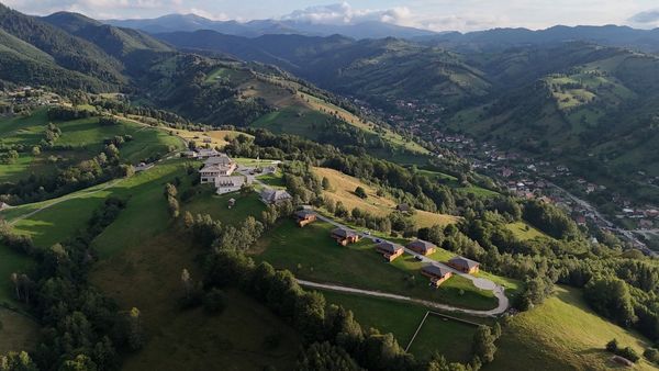 Analiza Pieței Imobiliare Bran – Vara 2026: Navigând un domeniu aflat în plină maturizare 