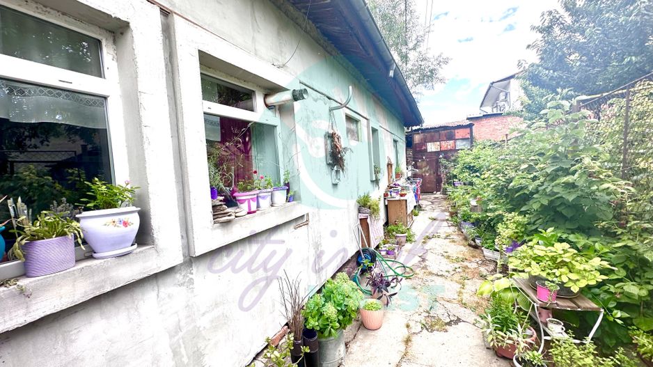 Teren de 250 mp cu casa -  la o distanta de 7 minute de statia de metrou - Poză 7