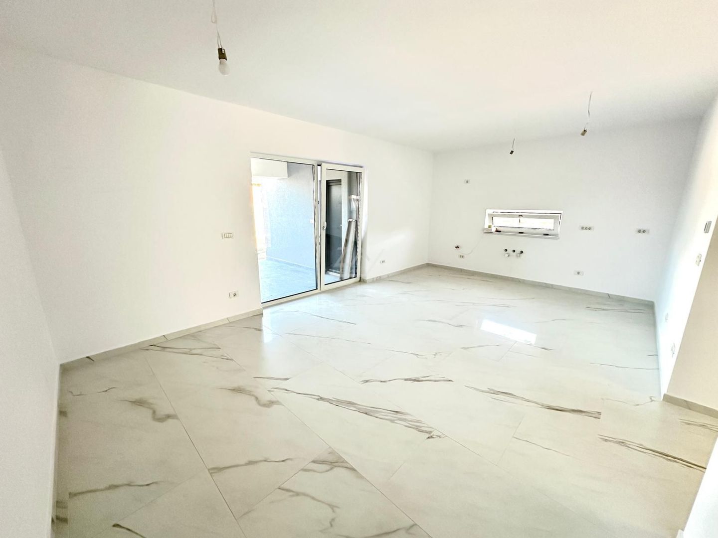 COMISION 0! Duplex finalizat cu 5 camere si 3 bai. Panouri fotovoltaice. - Poză 1