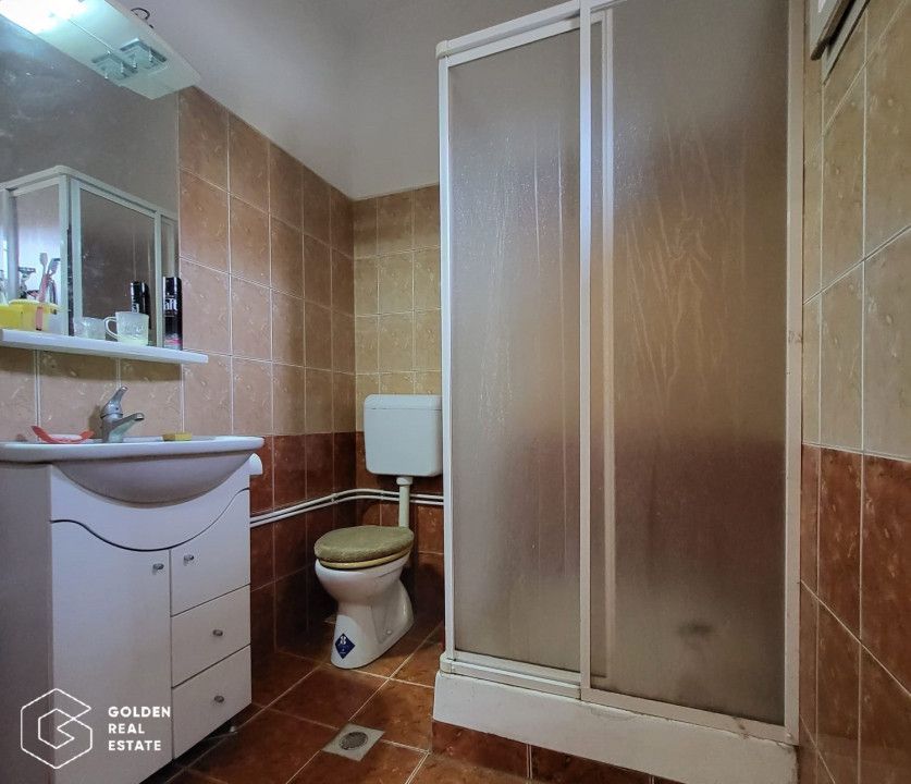 Casa cu doua corpuri de cladire si anexe, teren 1350 mp, Savarsin - Poză 11