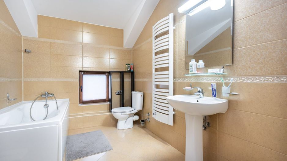 Vilă premium 11 camere | Dămăroaia | saună | fitness | teren 1.000mp - Poză 21