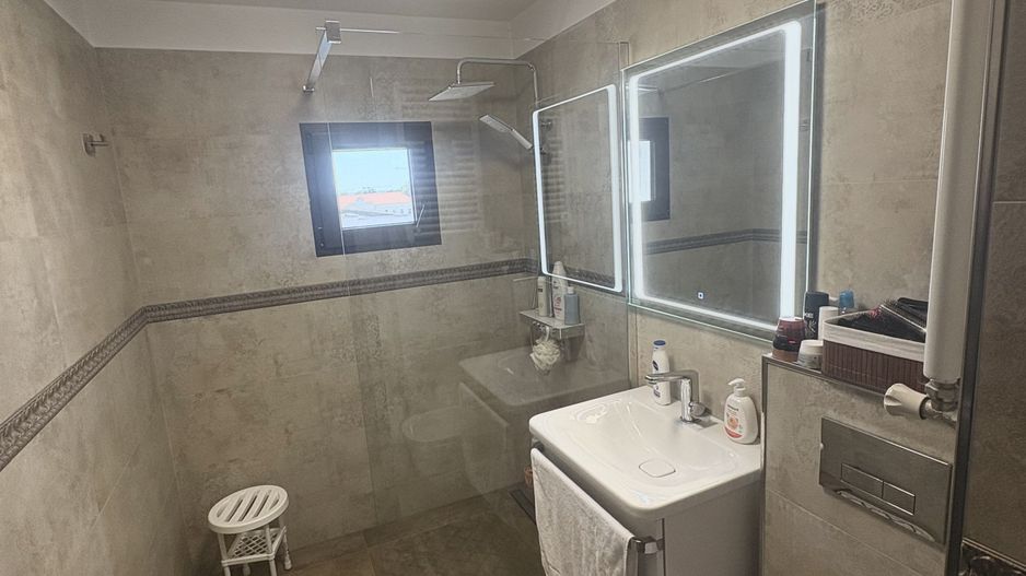 Apartament cu trei camere de vânzare, renovat complet, central - Poză 5