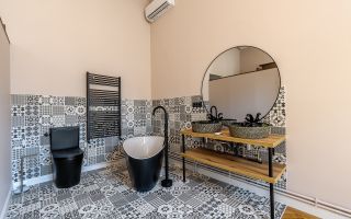Apartament ULTRACENTRAL cu 3 camere, la cheie, renovat recent - Poză 3