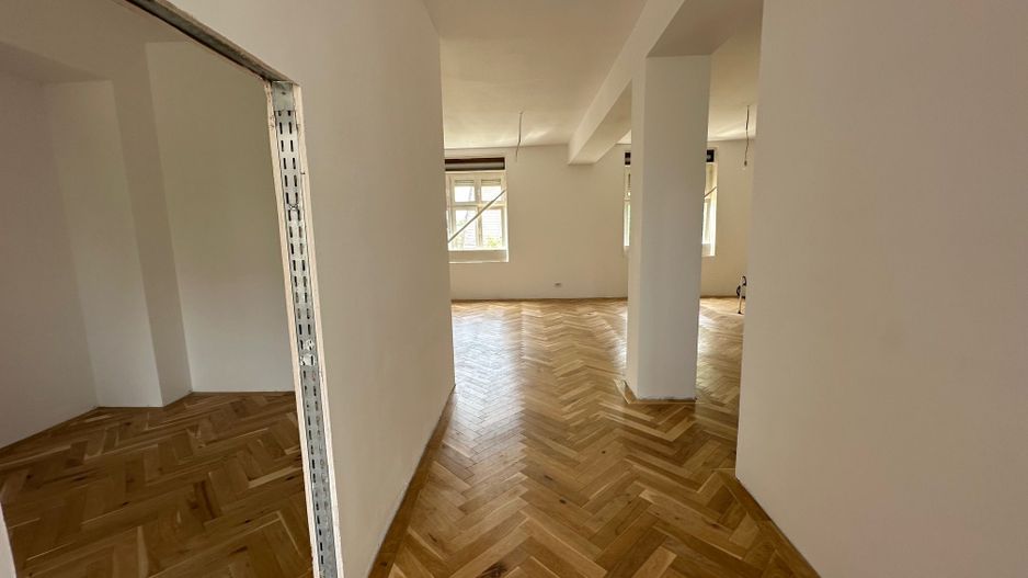 Apartament renovat în clădire istorică - are garaj - Poză 9