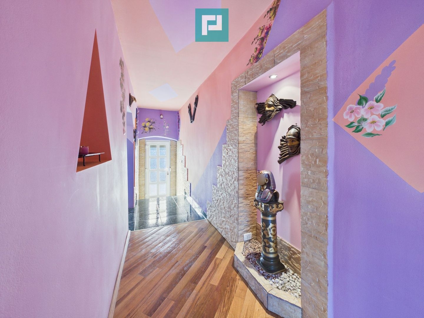 Casa cu potential multiplu in Curtici - Poză 9