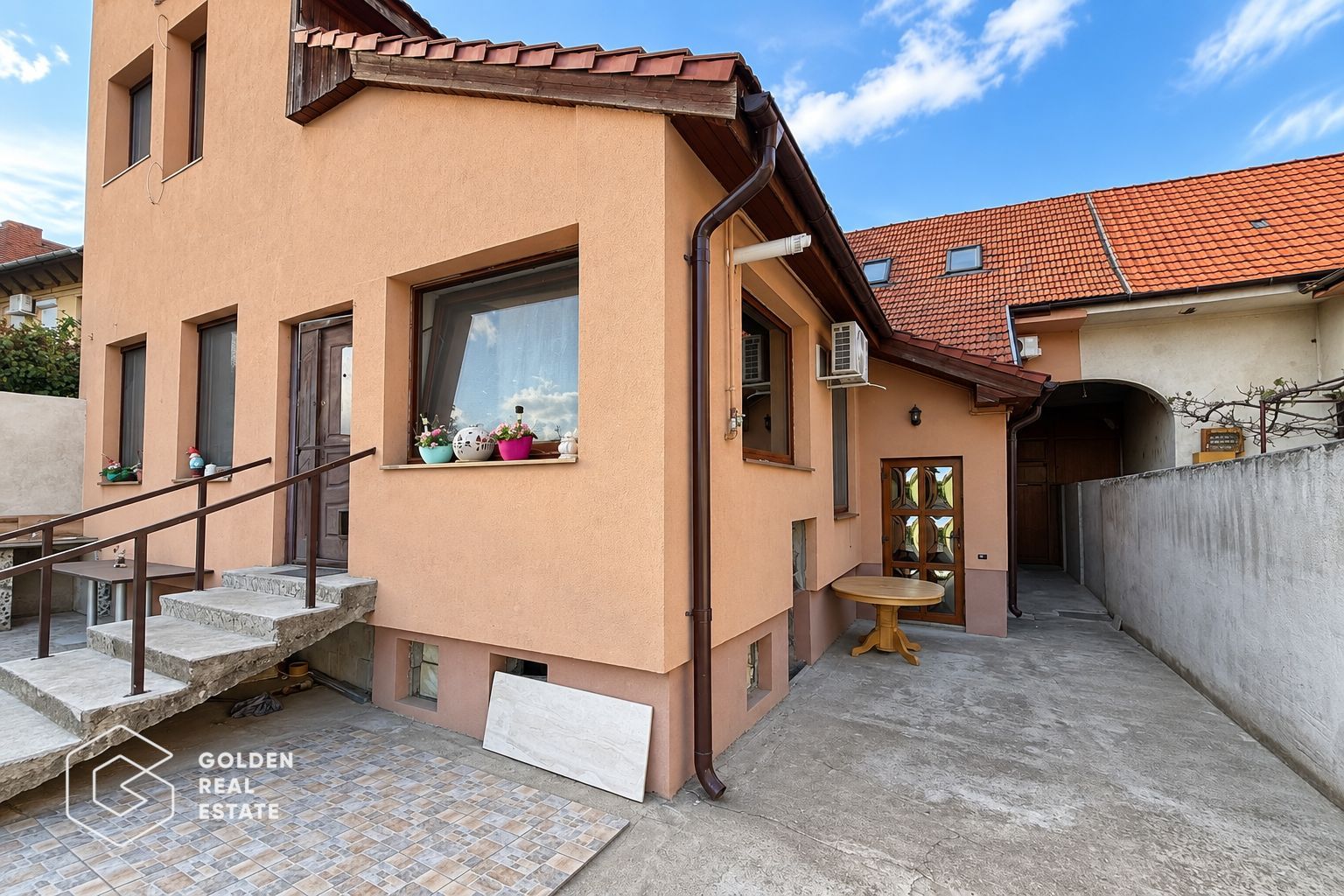 Casa individuala cu garaj si teren 556 mp, str Desseanu - Poză 2