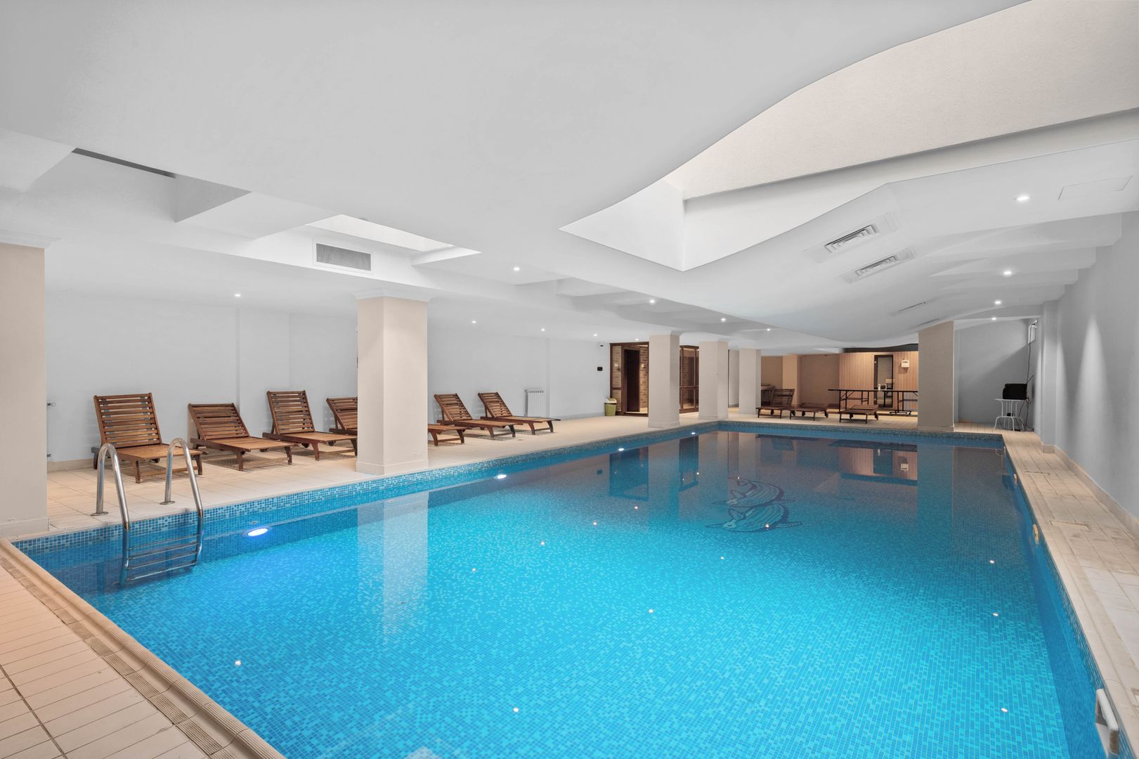 4 camere| semineu| piscina interioara | sauna | sala de sport| parcare - Poză 9