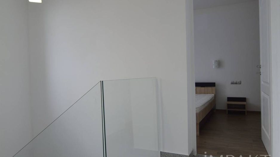 Casa cuplata cu 6 camere si curte in cartierul Intre lacuri. - Poză 6