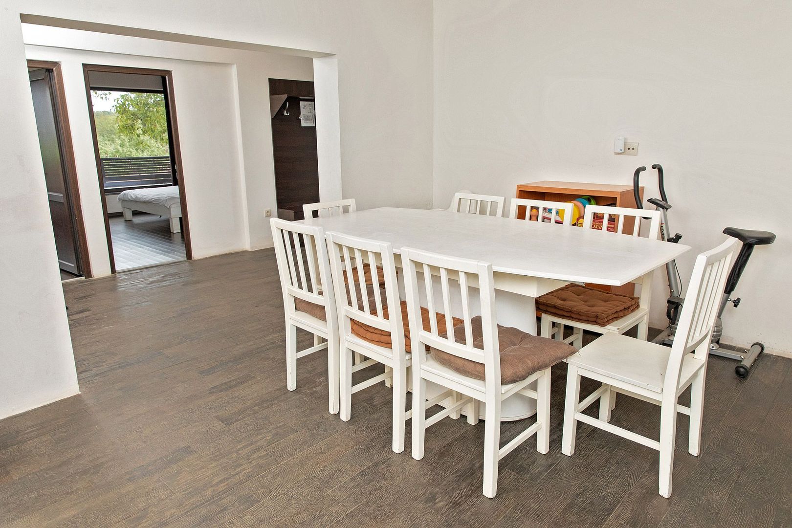 Vilă cu 5 dormitoare, 4 băi, 2 248mp teren, piscină. Preț: 229 000 Eur - Poză 22