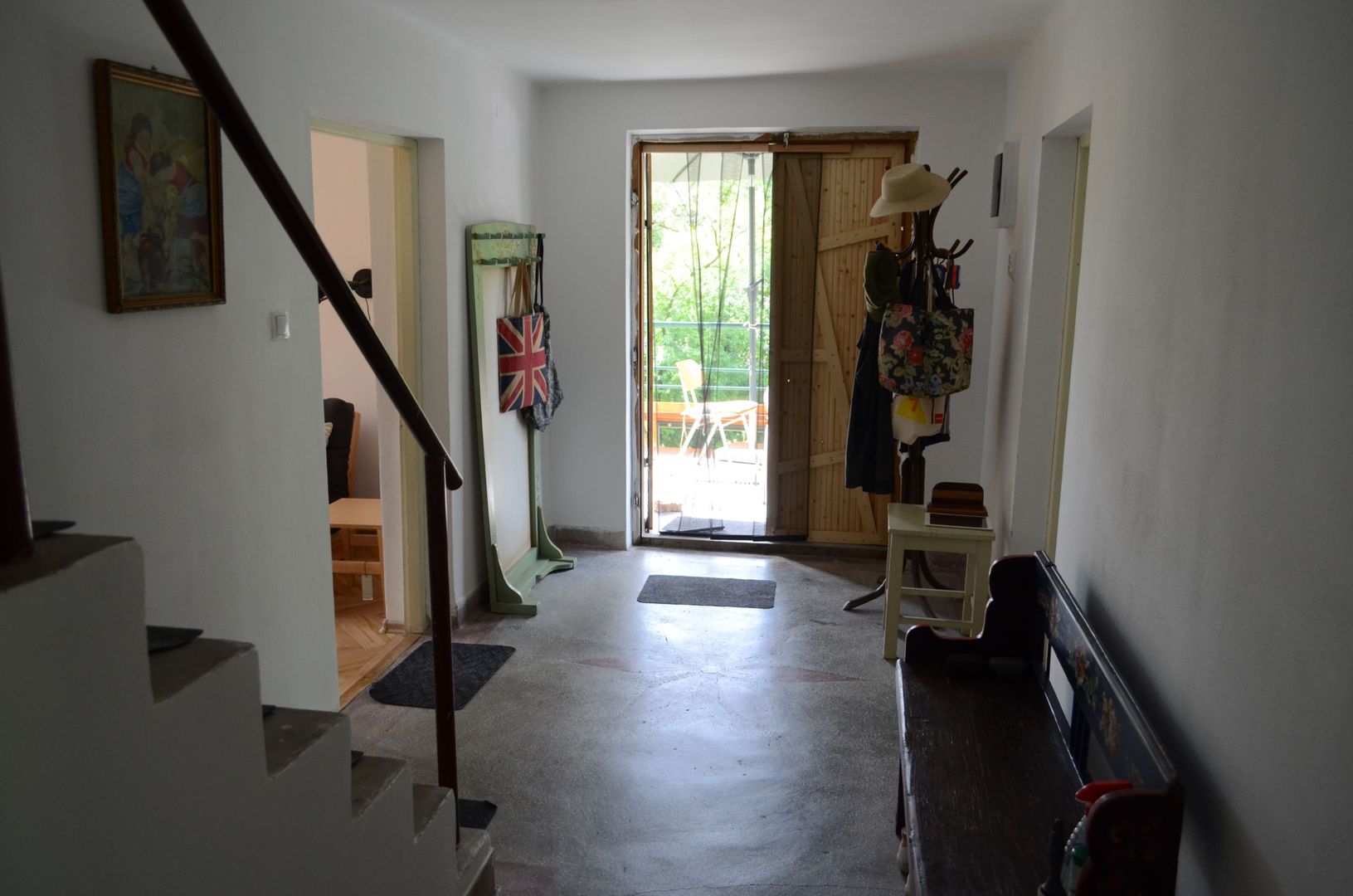 Casa renovata la tara complet mobilata si utilata - Poză 11