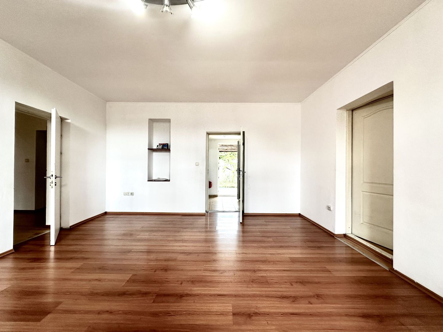 Casa individuală de închiriat - Dumbrăvița Central - Poză 6