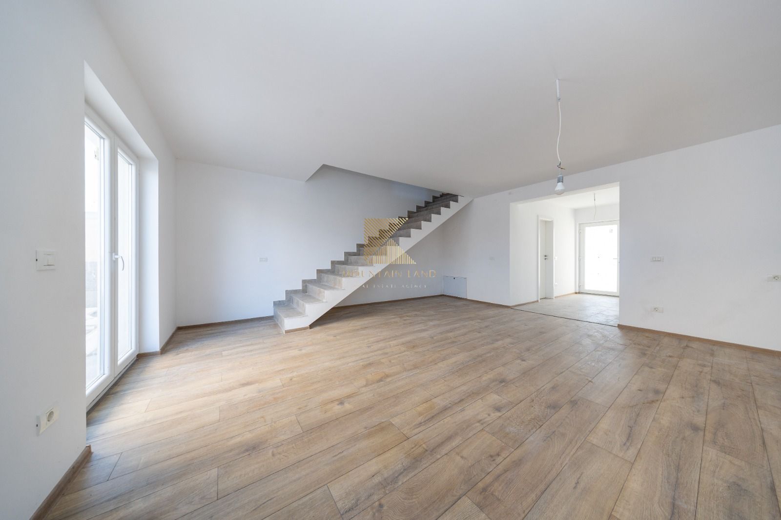 Casă modernă cu curte privată, aproape de Brașov – Cartierul Izvor - Poză 2