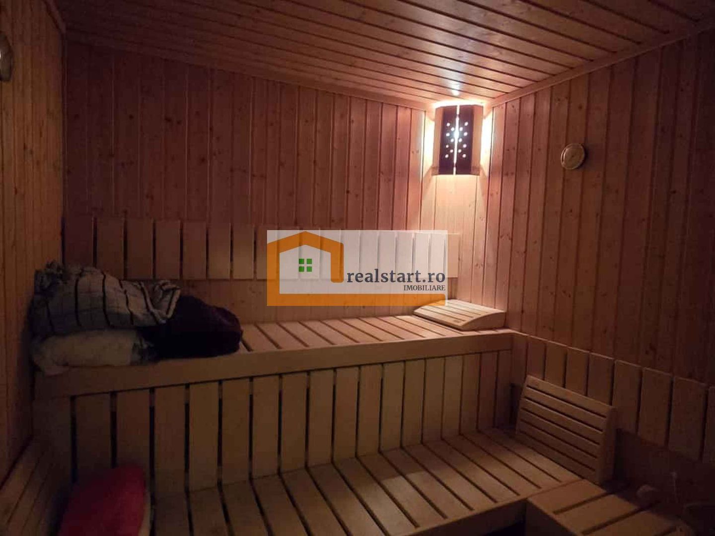 Vedere padure, panouri solare si fotovoltaice, pompa de caldura,  semineu - Poză 27