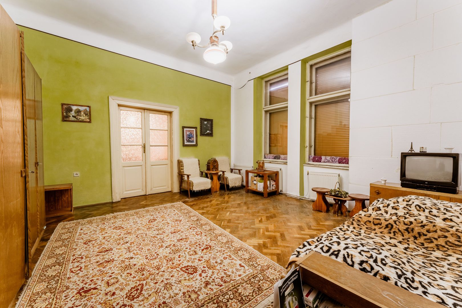 Apartament cu 3 camere central - Poză 2