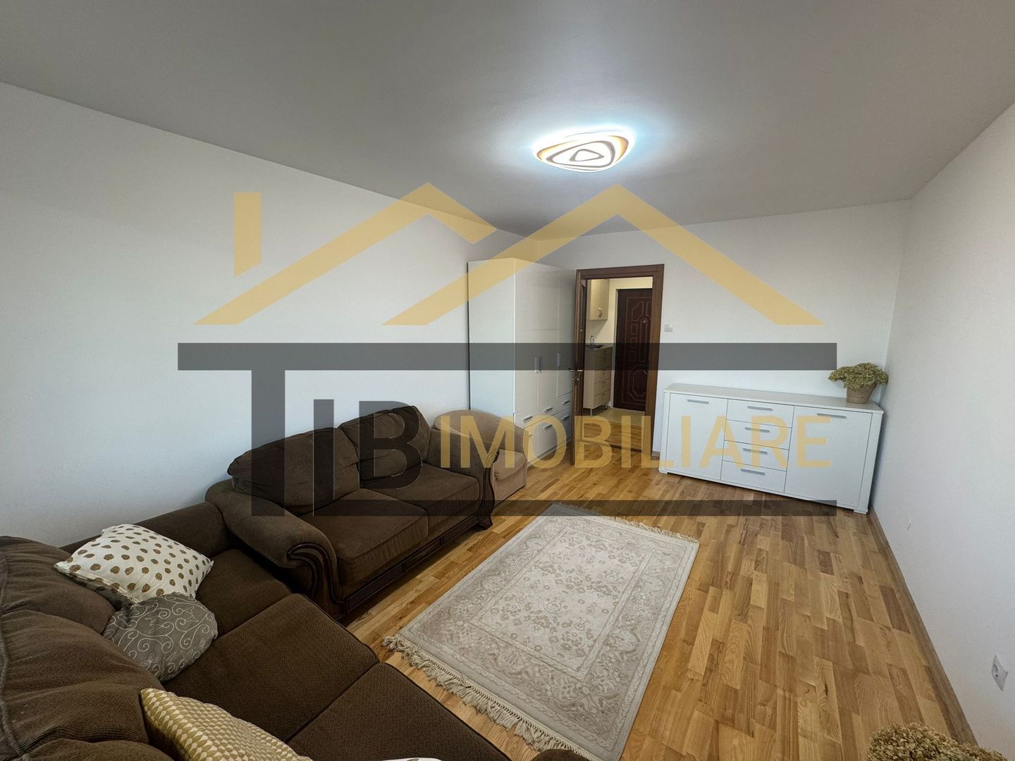Apartament cu 3 camere, 65 mp, decomandat, zona Semicentral - Poză 2