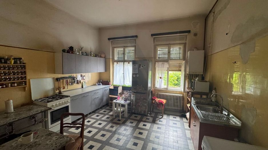 Apartament la casa 130 mp utili terasa 42 mp si pivnit zona Sub Arini - Poză 2