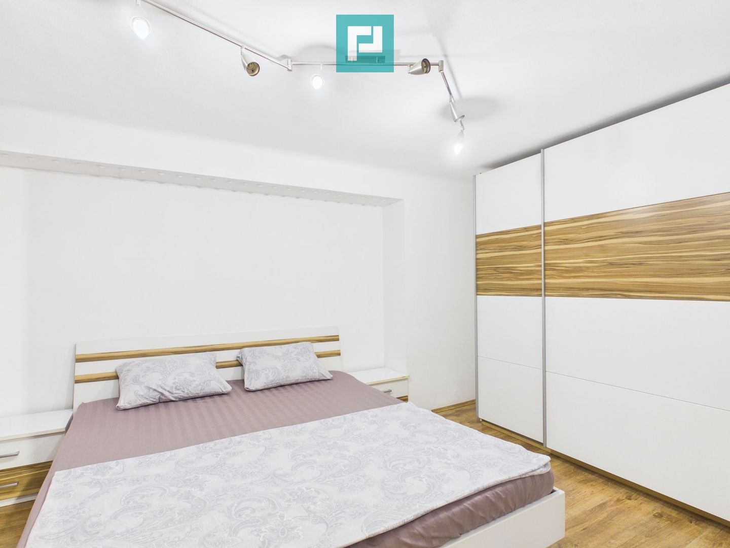 Apartament două camere Bulevardul Revoluției - Poză 2