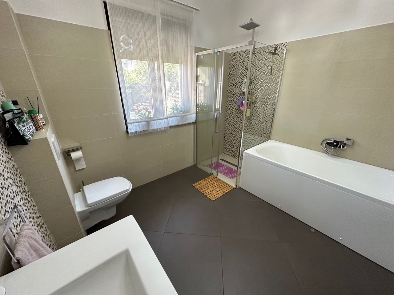 CASA EXCEPTIONALA CU LIVADA PROPRIE - Poză 17