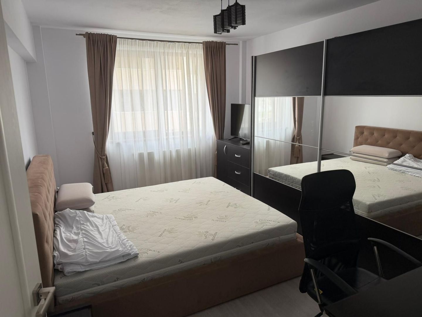 Apartament modern cu 3 camere de inchiriat in zona ultra-centrala - Poză 2