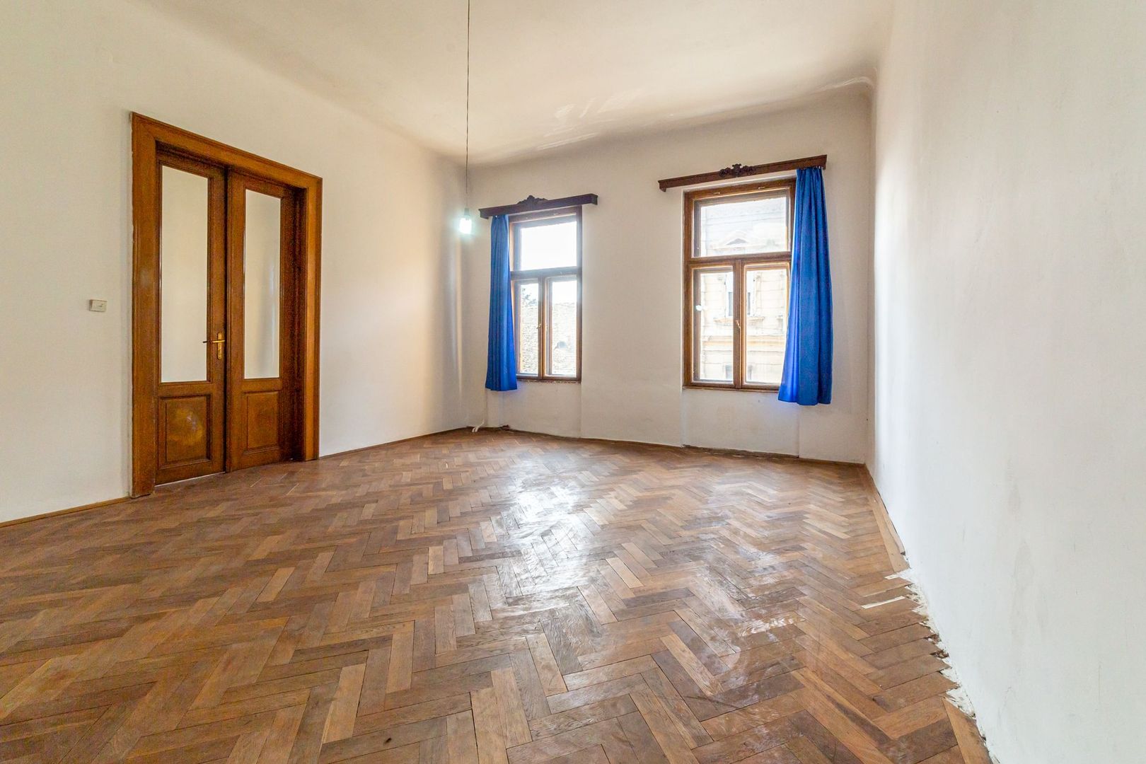 Apartament ultracentral cu potențial extraordinar - Poză 3