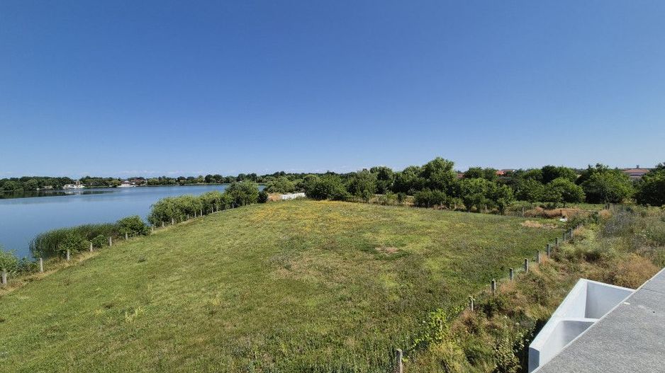 Priveliste spre lac! - Poză 2