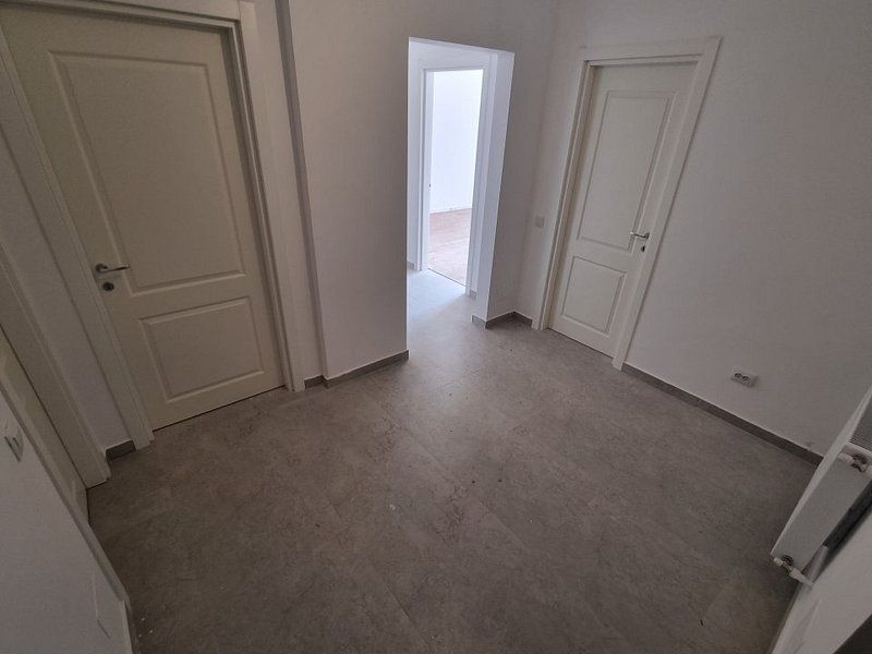 Apartament 3 camere si curte proprie aprox 80 mp biserica Bazilescu - Poză 1