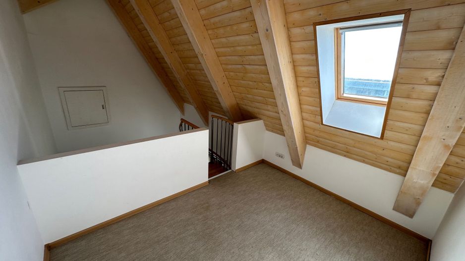 CASA SPATIOASA  CU GARAJ SI TEREN DE 600 MP - Poză 9