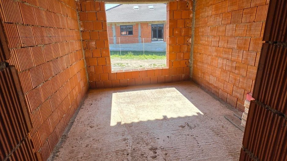 Casă la roșu în localitatea Cheriu - Poză 4