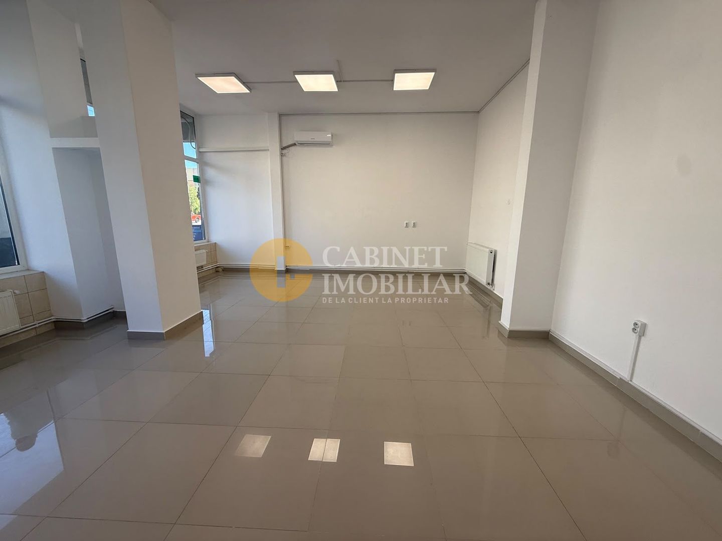 Spatiu Comercial Vitrat- 60mp - Front Stradal - Podu Ros - Poză 4