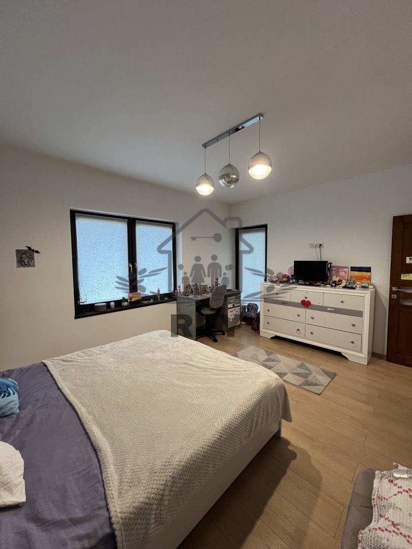 Casă de tip triplex la vânzare 6 camere /Șelimbăr /Secția 1 de Poliție - Poză 11