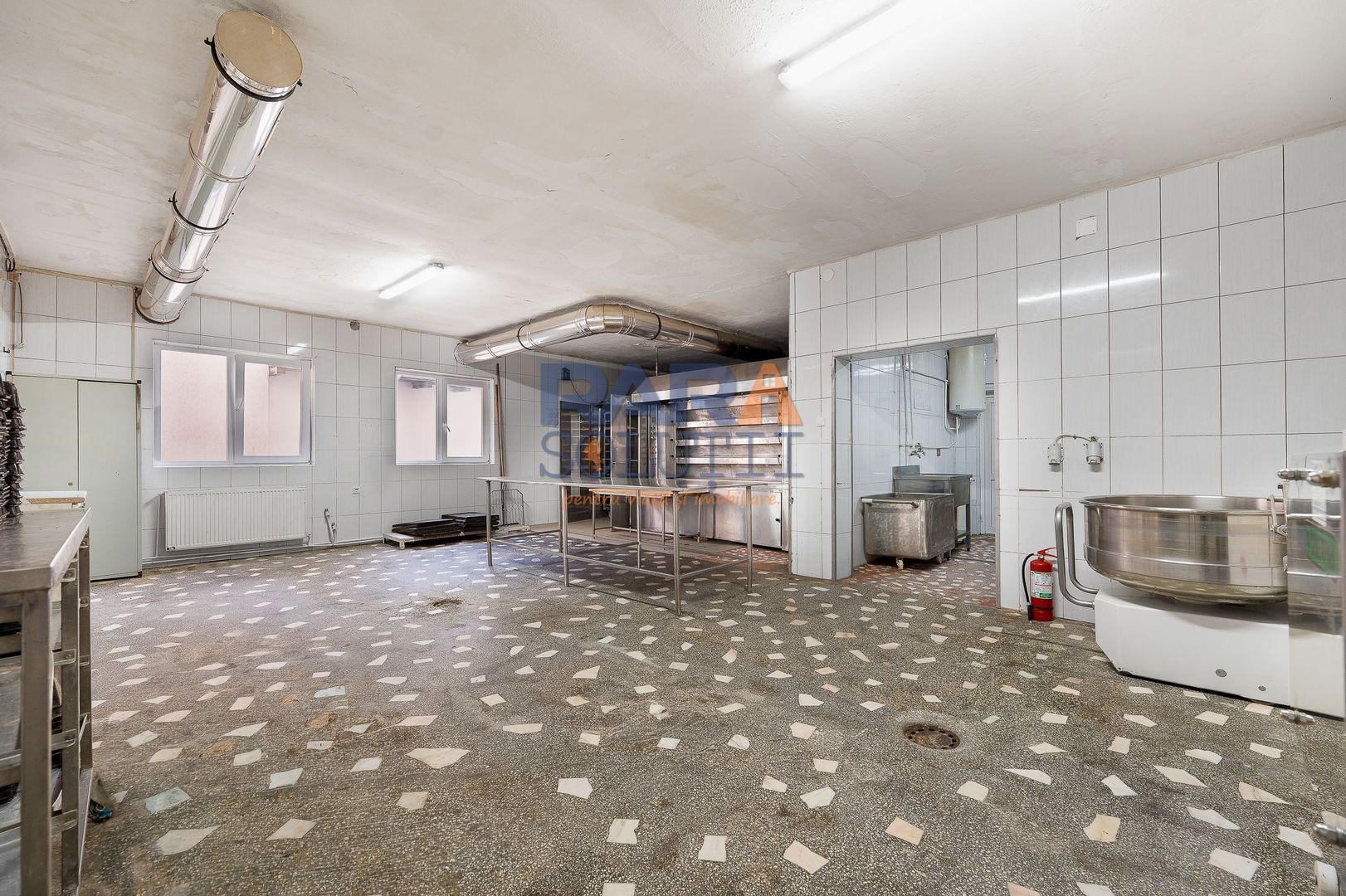Spațiu de producție cu dotări complete: brutărie, patiserie și magazin - Poză 7