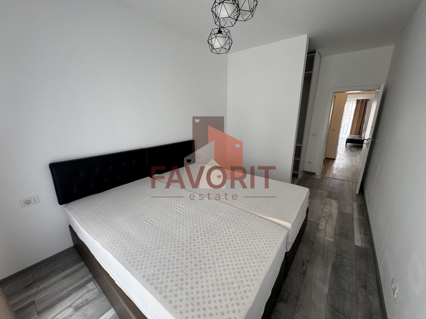 Mobilat si utilat. 2 locuri de parcare. Curte privata in CF - Poză 7