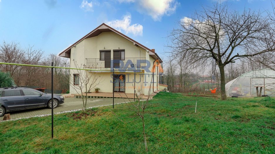 Casă cu 3 dormitoare și 2600 mp teren - Poză 2