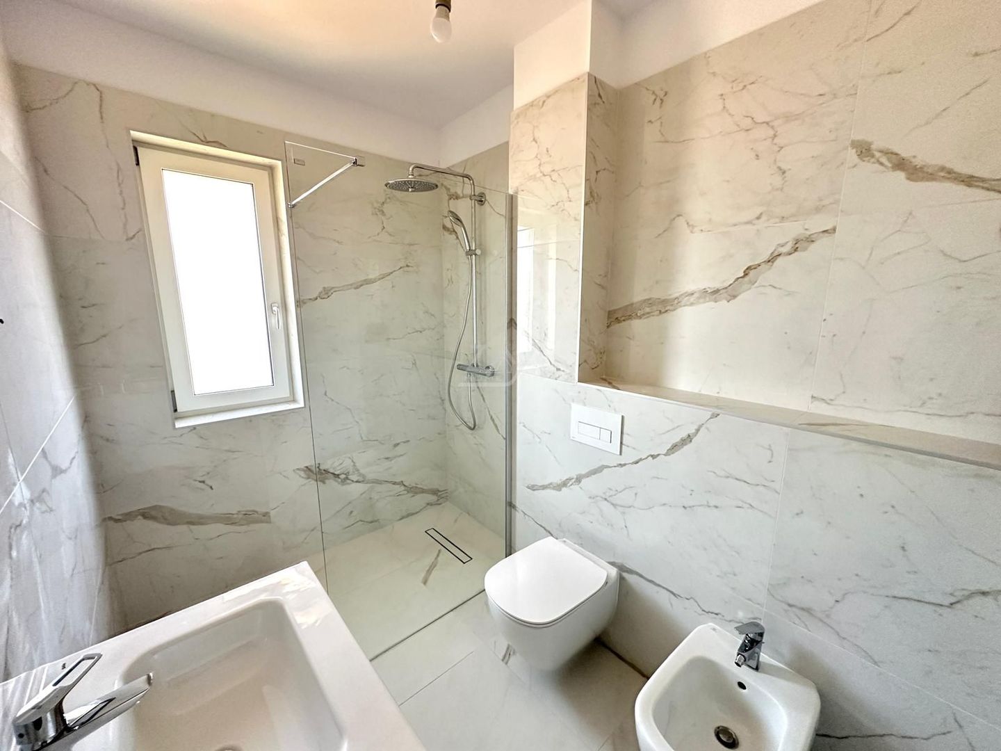 COMISION 0! Duplex finalizat cu 5 camere si 3 bai. Panouri fotovoltaice. - Poză 10