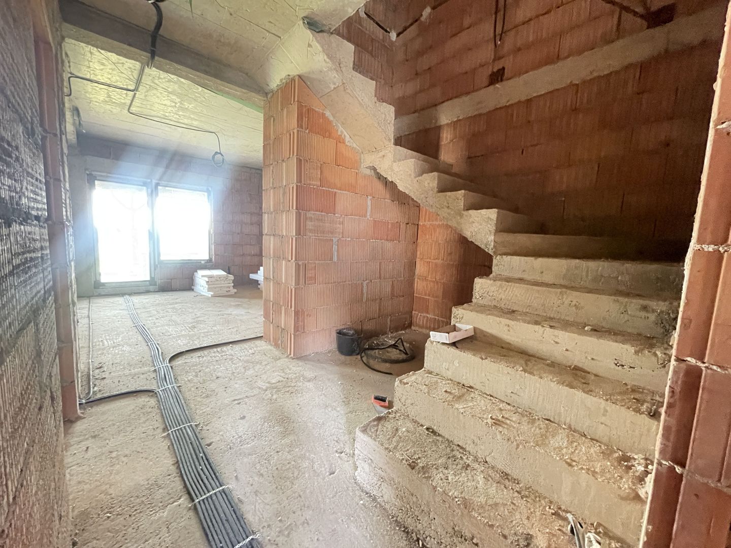 Casă la roșu, 3 dormitoare, teren 340 mp – Moșnița Nouă, lângă Kaufland - Poză 4