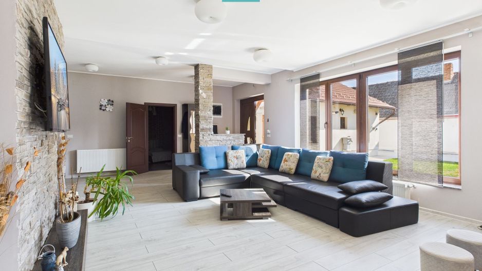 Casă modernă cu 2 corpuri, 5 camere în Pecica - Poză 1