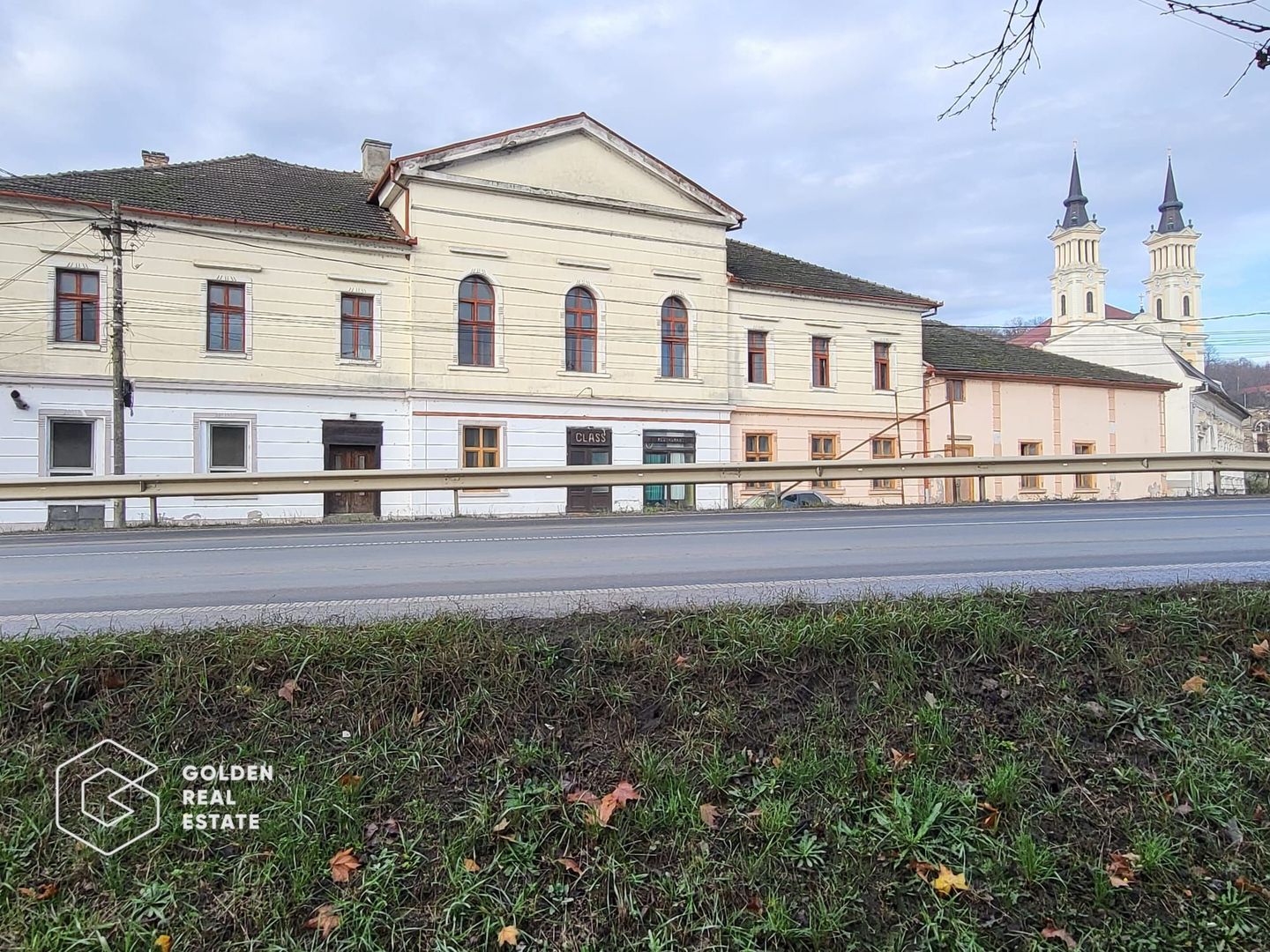 Proprietate tip conac, teren 4468 mp, oras Lipova - Poză 1